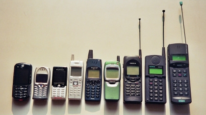 9 Datenhandys: (vlnr) Motorola E1000, Ericsson T68i, SonyEricsson T610, Panasonic GD 93, Ericsson R320, Nokia 7110, Nokia 2110, Siemens S3, Siemens S1 ('Marathon')